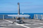 Un vehículo aéreo no tripulado de reconocimiento V-BAT aterriza en la cubierta de vuelo del guardacostas de clase Legend USCGC Kimball (WMSL 756) durante el ejercicio RIMPAC 2026 en el Océano Pacífico. (Foto de la Guardia Costera de EE. UU. tomada por el contramaestre de segunda clase Ryan Graves)