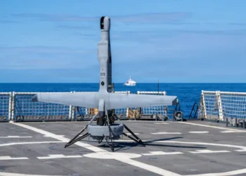 Un vehículo aéreo no tripulado de reconocimiento V-BAT aterriza en la cubierta de vuelo del guardacostas de clase Legend USCGC Kimball (WMSL 756) durante el ejercicio RIMPAC 2026 en el Océano Pacífico. (Foto de la Guardia Costera de EE. UU. tomada por el contramaestre de segunda clase Ryan Graves)