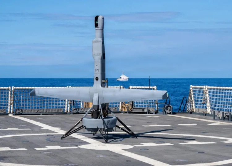 Un vehículo aéreo no tripulado de reconocimiento V-BAT aterriza en la cubierta de vuelo del guardacostas de clase Legend USCGC Kimball (WMSL 756) durante el ejercicio RIMPAC 2026 en el Océano Pacífico. (Foto de la Guardia Costera de EE. UU. tomada por el contramaestre de segunda clase Ryan Graves)