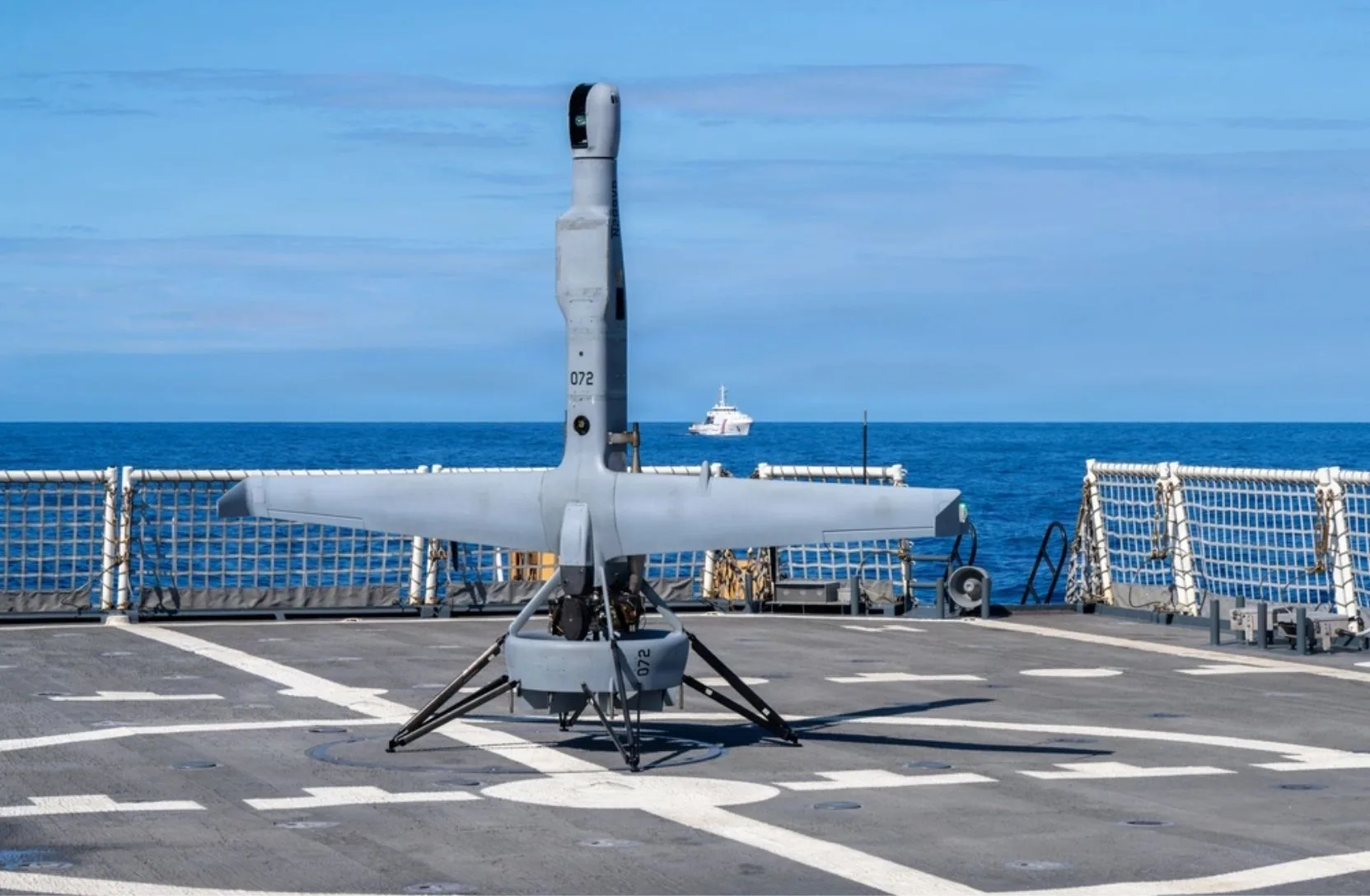 Un vehículo aéreo no tripulado de reconocimiento V-BAT aterriza en la cubierta de vuelo del guardacostas de clase Legend USCGC Kimball (WMSL 756) durante el ejercicio RIMPAC 2026 en el Océano Pacífico. (Foto de la Guardia Costera de EE. UU. tomada por el contramaestre de segunda clase Ryan Graves)