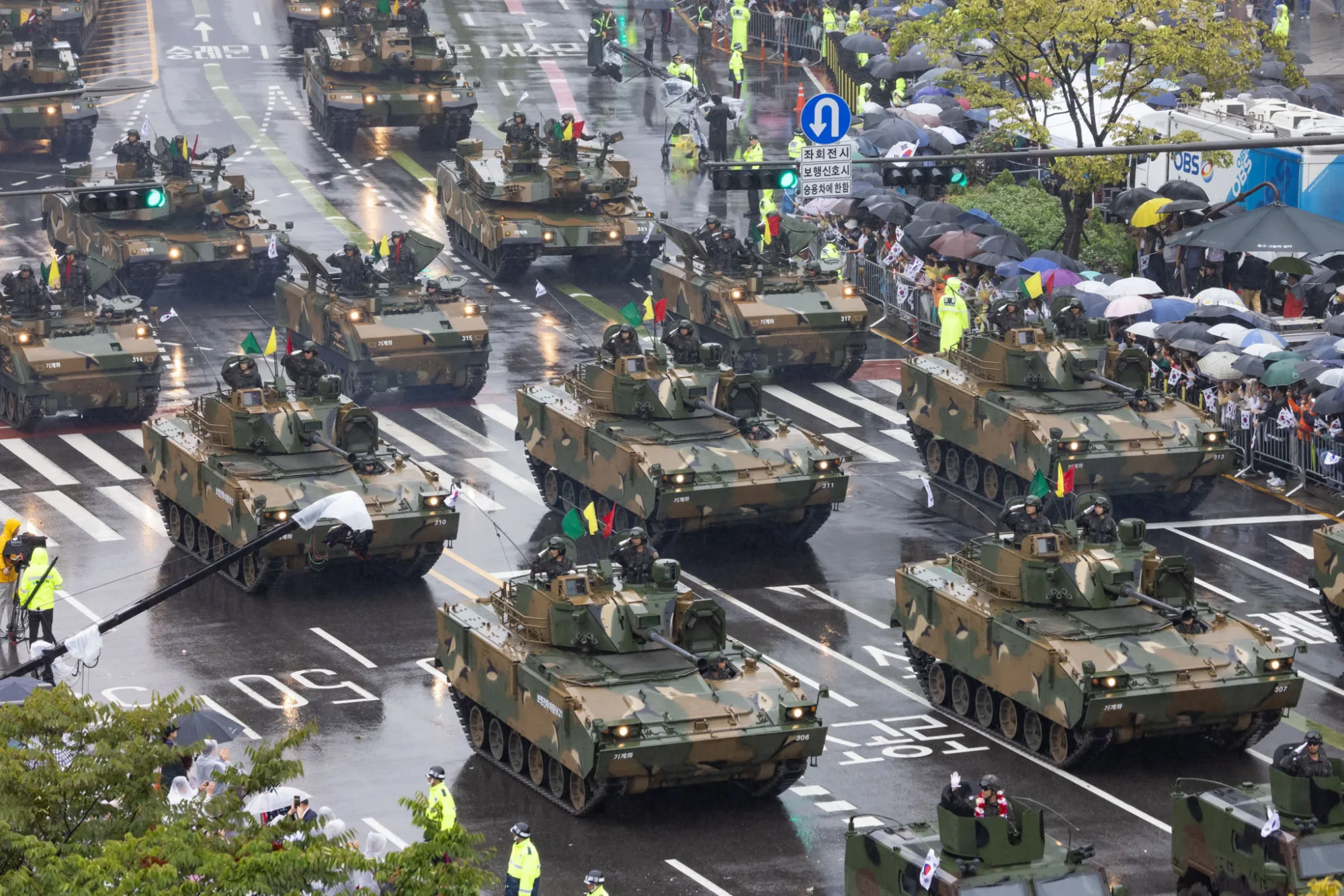 Vehículos de combate de infantería K21 del ejército surcoreano durante un desfile militar en Seúl, Corea del Sur, el 26 de septiembre de 2023. Créditos: Getty Images.