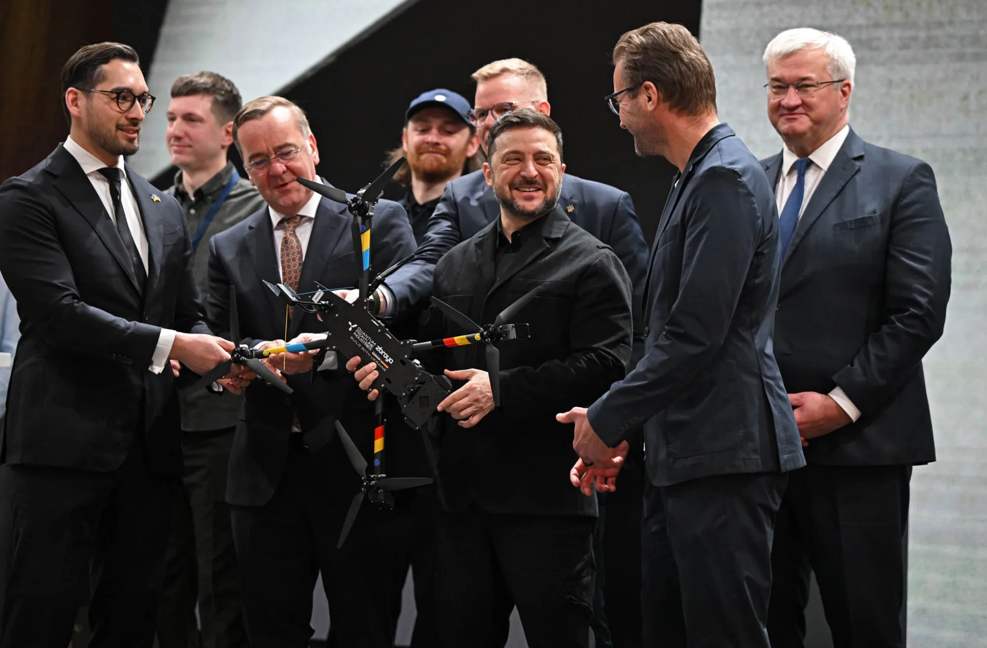 Volodymyr Zelenskyy, presidente de Ucrania, y Boris Pistorius (SPD), ministro de Defensa, visitan la empresa fabricante de drones Quantum Frontline Industries antes de la Conferencia de Seguridad de Múnich, el 13 de febrero de 2026, en Baviera, Alemania. Créditos: Getty Images.