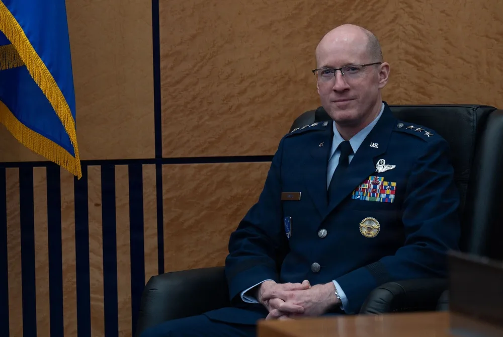 El teniente general de la Fuerza Aérea de EE. UU., Jason T. Hinds, comandante de las Fuerzas Aéreas de EE. UU. en Europa (USAFE-AFAFRICA), preside una ceremonia de entrega de la Estrella de Plata en la Base Aérea de Ramstein, Alemania, el 3 de marzo de 2026. Créditos: Fuerza Aérea de EE. UU.