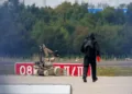 Un agente de policía con equipo de protección camina junto a un robot de desactivación de explosivos (EOD) en el aeropuerto de Leipzig/Halle, en Schkeuditz (Alemania), el 5 de agosto de 2026. Créditos. Axel Schmidt