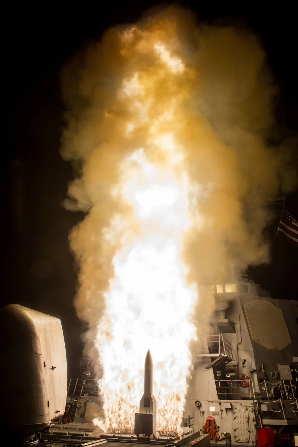 La Agencia de Defensa Antimisiles y los marineros a bordo del USS John Paul Jones (DDG 53), un destructor equipado con el sistema Aegis Baseline 9.C1, dispararon con éxito una salva de dos misiles SM-6 Dual I contra un objetivo complejo de misil balístico de alcance medio. Créditos: Armada de los EE. UU.