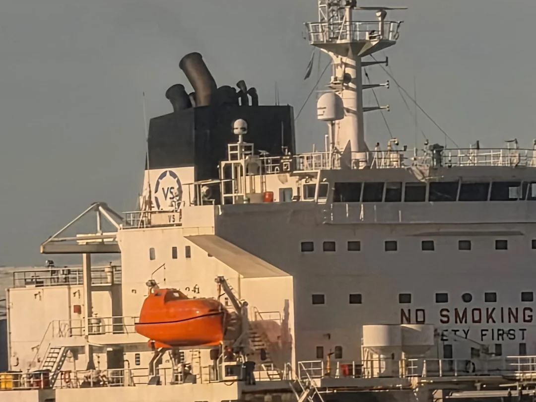 Buque petrolero inglés VS Promise amarrado en Ushuaia, Tierra del Fuego