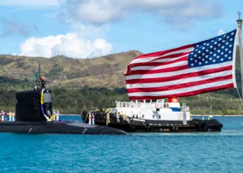 El submarino de ataque rápido de clase Virginia USS Minnesota (SSN 783) transita por el puerto de Apra mientras regresa a su base naval en Guam el 29 de julio de 2026. Créditos: Armada de EE.UU.