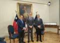 ministro de Defensa Nacional, Fernando Barros, junto al Subsecretario de Defensa, Rodrigo Álvarez, sostuvo una reunión de trabajo con el Embajador del Reino Unido en Chile, David Concar. Crédito: Ministerio de Defensa de Chile