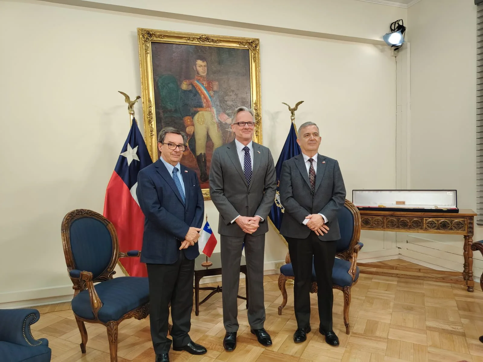 ministro de Defensa Nacional, Fernando Barros, junto al Subsecretario de Defensa, Rodrigo Álvarez, sostuvo una reunión de trabajo con el Embajador del Reino Unido en Chile, David Concar. Crédito: Ministerio de Defensa de Chile