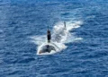 El submarino de ataque de clase Virginia USS North Carolina (SSN 777) navega en formación frente a la costa de Hawái durante el ejercicio Rim of the Pacific (RIMPAC) 2024, el 22 de julio. Créditos: Armada de los EE. UU.