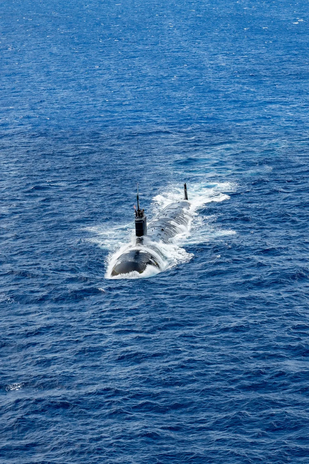 El submarino de ataque de clase Virginia USS North Carolina (SSN 777) navega en formación frente a la costa de Hawái durante el ejercicio Rim of the Pacific (RIMPAC) 2024, el 22 de julio. Créditos: Armada de los EE. UU.