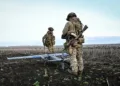 Soldados preparan un dron para su lanzamiento en la región de Zaporizhzhia, Ucrania, el 8 de abril. Fotógrafo: Dmytro Smolienko/Ukrinform/NurPhoto/Getty Images