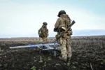 Soldados preparan un dron para su lanzamiento en la región de Zaporizhzhia, Ucrania, el 8 de abril. Fotógrafo: Dmytro Smolienko/Ukrinform/NurPhoto/Getty Images