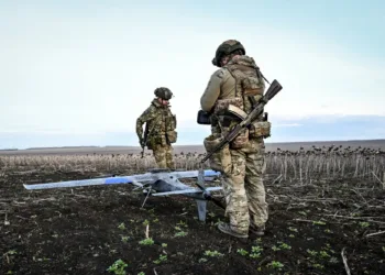 Soldados preparan un dron para su lanzamiento en la región de Zaporizhzhia, Ucrania, el 8 de abril. Fotógrafo: Dmytro Smolienko/Ukrinform/NurPhoto/Getty Images