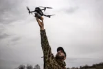 Colombia anunció la restricción de importaciones de drones en enero de 2026, limitando su ingreso solo por el aeropuerto de Bogotá y el puerto de Cartagena, tras más de 8.000 ataques con drones comerciales cargados de explosivos por disidencias FARC, ELN y narcotraficantes. Créditos: SA Defensa.