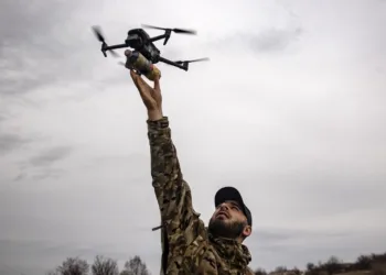 Colombia anunció la restricción de importaciones de drones en enero de 2026, limitando su ingreso solo por el aeropuerto de Bogotá y el puerto de Cartagena, tras más de 8.000 ataques con drones comerciales cargados de explosivos por disidencias FARC, ELN y narcotraficantes. Créditos: SA Defensa.