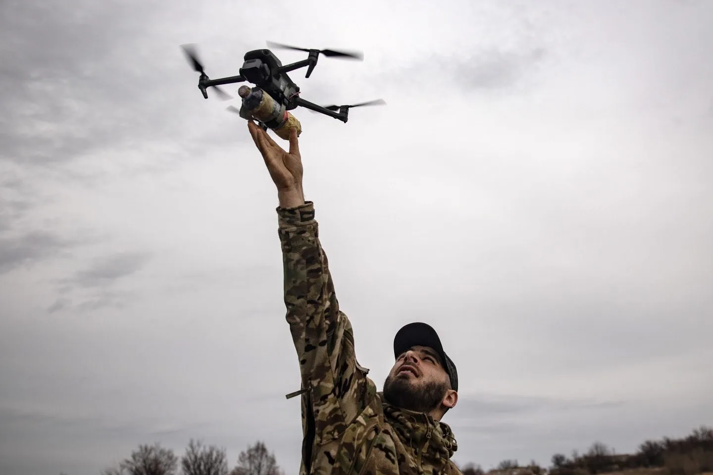 Colombia anunció la restricción de importaciones de drones en enero de 2026, limitando su ingreso solo por el aeropuerto de Bogotá y el puerto de Cartagena, tras más de 8.000 ataques con drones comerciales cargados de explosivos por disidencias FARC, ELN y narcotraficantes. Créditos: SA Defensa.
