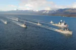 Formación aérea con varias unidades entre las que destaca el ARA Islas Malvinas (A-24); lanchas rápidas argentinas ARA Intrépida (P-85), ARA Clorinda (P-63) y ARA Baradero (P-61); unidades chilenas ATF Lautaro, PSG Isaza (PSG-73), LSG Alacalufe (LSG-1603) y LSG Hallef (LSG-1604); en el Canal Beagle durante el ejercicio combinado Viekaren XVI de 2016. Créditos: Armada Argentina.