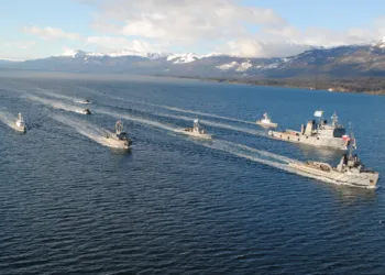 Formación aérea con varias unidades entre las que destaca el ARA Islas Malvinas (A-24); lanchas rápidas argentinas ARA Intrépida (P-85), ARA Clorinda (P-63) y ARA Baradero (P-61); unidades chilenas ATF Lautaro, PSG Isaza (PSG-73), LSG Alacalufe (LSG-1603) y LSG Hallef (LSG-1604); en el Canal Beagle durante el ejercicio combinado Viekaren XVI de 2016. Créditos: Armada Argentina.