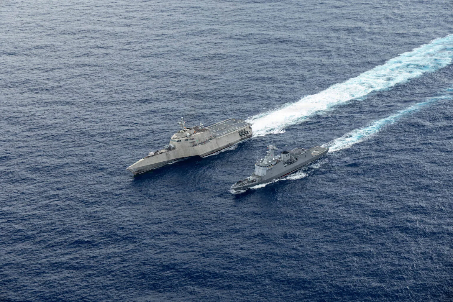 El barco de combate litoral variante Independence USS Santa Barbara (LCS 32), a la izquierda, navega en formación con la fragata de misiles guiados clase Jose Rizal de la Armada de Filipinas BRP Antonio Luna (FFG 15), a la derecha, durante la Actividad Cooperativa Marítima Multilateral en la Zona Económica Exclusiva de Filipinas ,(Foto de la Armada de los EE. UU. por el Especialista en Comunicación de Masas de 2ª Clase Caylen McCutcheon)