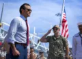 El secretario de Defensa de Estados Unidos, Pete Hegseth, aborda el crucero de misiles guiados de la clase Ticonderoga, USS Chosin (CG 65), en Panamá, el 9 de abril de 2025. Créditos: Cuerpo de Marines de Estados Unidos.