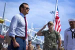 El secretario de Defensa de Estados Unidos, Pete Hegseth, aborda el crucero de misiles guiados de la clase Ticonderoga, USS Chosin (CG 65), en Panamá, el 9 de abril de 2025. Créditos: Cuerpo de Marines de Estados Unidos.