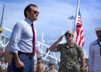 El secretario de Defensa de Estados Unidos, Pete Hegseth, aborda el crucero de misiles guiados de la clase Ticonderoga, USS Chosin (CG 65), en Panamá, el 9 de abril de 2025. Créditos: Cuerpo de Marines de Estados Unidos.