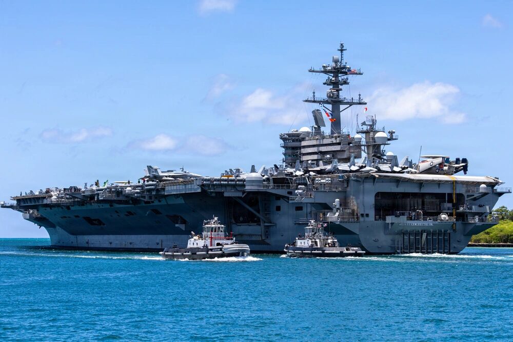 El portaaviones de la clase Nimitz de la Armada de los Estados Unidos, USS Theodore Roosevelt (CVN 71), en la Base Conjunta Pearl Harbor-Hickam, Hawái, el 7 de julio de 2026. Créditos: Armada de los Estados Unidos.
