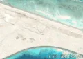 Imágenes satelitales de agosto muestran excavaciones que parecen ser el inicio de una nueva pista de aterrizaje en Antelope Reef, en las islas Paracel. Créditos: Iniciativa de Transparencia Marítima de Asia y Centro de Estudios Estratégicos e Internacionales.