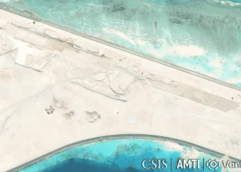 Imágenes satelitales de agosto muestran excavaciones que parecen ser el inicio de una nueva pista de aterrizaje en Antelope Reef, en las islas Paracel. Créditos: Iniciativa de Transparencia Marítima de Asia y Centro de Estudios Estratégicos e Internacionales.