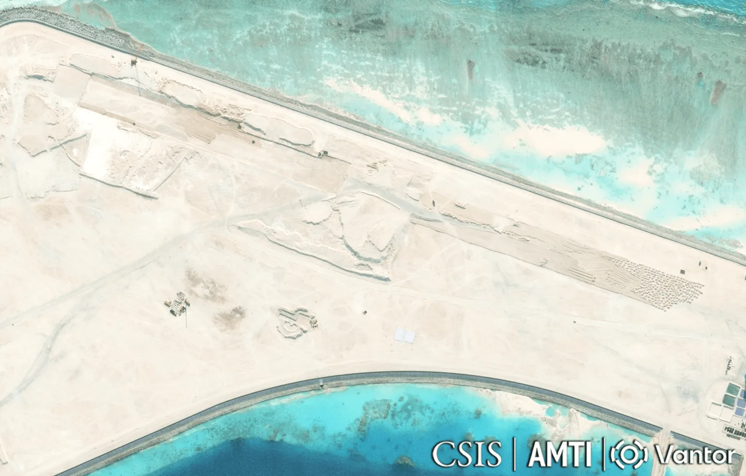 Imágenes satelitales de agosto muestran excavaciones que parecen ser el inicio de una nueva pista de aterrizaje en Antelope Reef, en las islas Paracel. Créditos: Iniciativa de Transparencia Marítima de Asia y Centro de Estudios Estratégicos e Internacionales.