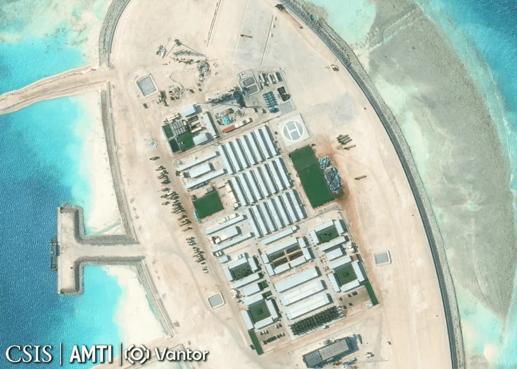 En los últimos meses se han levantado varios edificios nuevos, y la instalación de zonas verdes y aparcamientos pavimentados está transformando este puesto fronterizo en un centro administrativo similar a los de otras islas chinas. Créditos: Iniciativa de Transparencia Marítima de Asia y Centro de Estudios Estratégicos e Internacionales.