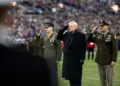 El presidente Donald Trump asiste al partido de fútbol americano entre el Ejército y la Marina en el M&T Bank Stadium. Créditos: Casa Blanca.
