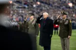 El presidente Donald Trump asiste al partido de fútbol americano entre el Ejército y la Marina en el M&T Bank Stadium. Créditos: Casa Blanca.