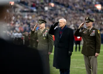 El presidente Donald Trump asiste al partido de fútbol americano entre el Ejército y la Marina en el M&T Bank Stadium. Créditos: Casa Blanca.