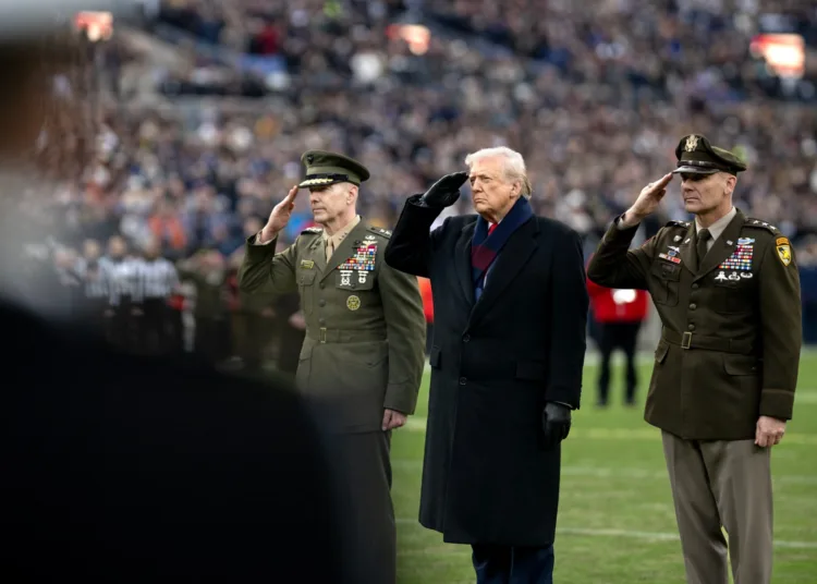 El presidente Donald Trump asiste al partido de fútbol americano entre el Ejército y la Marina en el M&T Bank Stadium. Créditos: Casa Blanca.