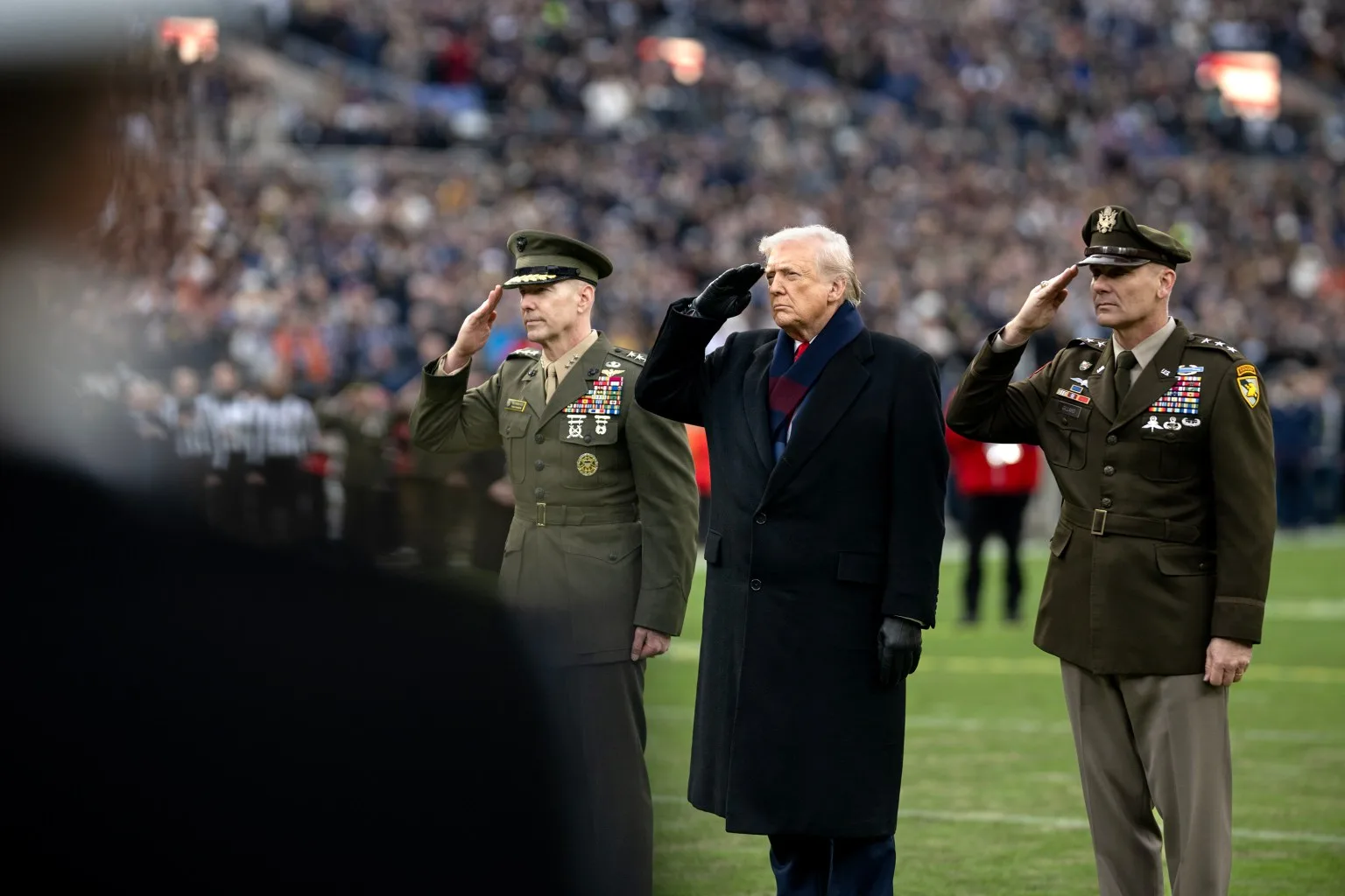 El presidente Donald Trump asiste al partido de fútbol americano entre el Ejército y la Marina en el M&T Bank Stadium. Créditos: Casa Blanca.