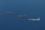 Entrenamiento bilateral realizado el 6 de septiembre de 2025 donde participaron 4 F-35A y 8 F-15 japoneses junto a 4 F-35B del portaaviones HMS Prince of Wales (CSG25) sobre el Mar del Japón. Créditos: JASDF.