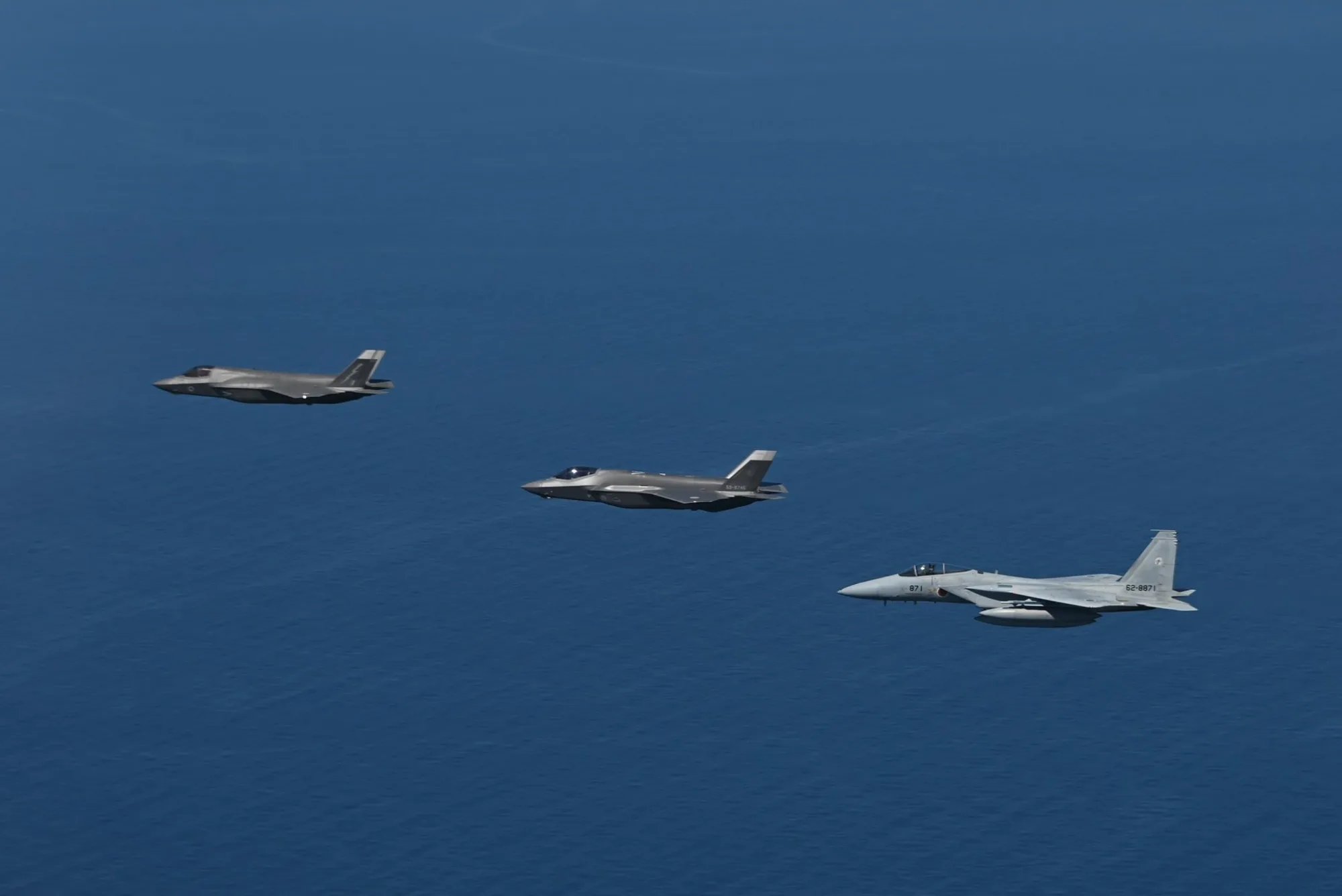 Entrenamiento bilateral realizado el 6 de septiembre de 2025 donde participaron 4 F-35A y 8 F-15 japoneses junto a 4 F-35B del portaaviones HMS Prince of Wales (CSG25) sobre el Mar del Japón. Créditos: JASDF.