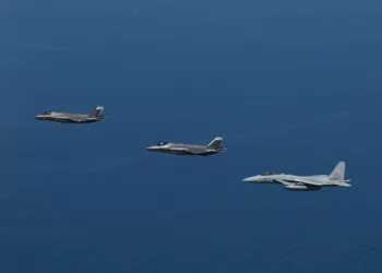Entrenamiento bilateral realizado el 6 de septiembre de 2025 donde participaron 4 F-35A y 8 F-15 japoneses junto a 4 F-35B del portaaviones HMS Prince of Wales (CSG25) sobre el Mar del Japón. Créditos: JASDF.