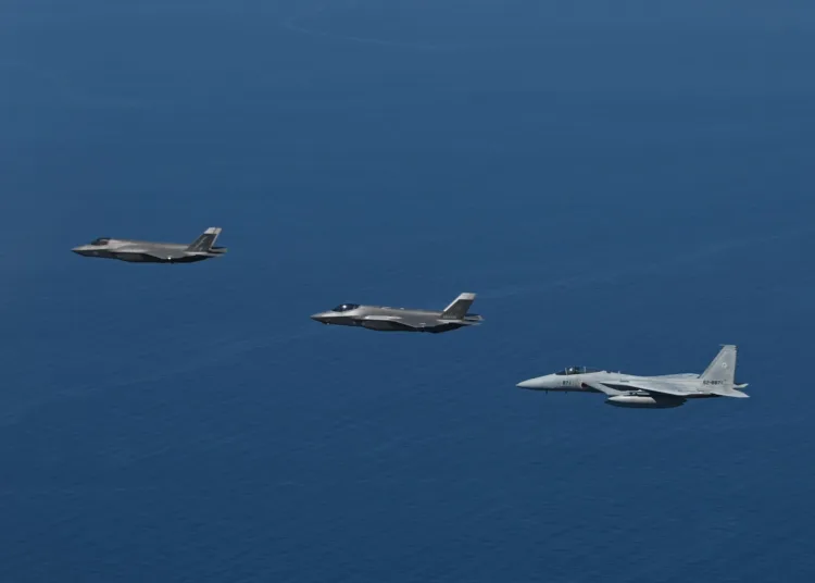 Entrenamiento bilateral realizado el 6 de septiembre de 2025 donde participaron 4 F-35A y 8 F-15 japoneses junto a 4 F-35B del portaaviones HMS Prince of Wales (CSG25) sobre el Mar del Japón. Créditos: JASDF.