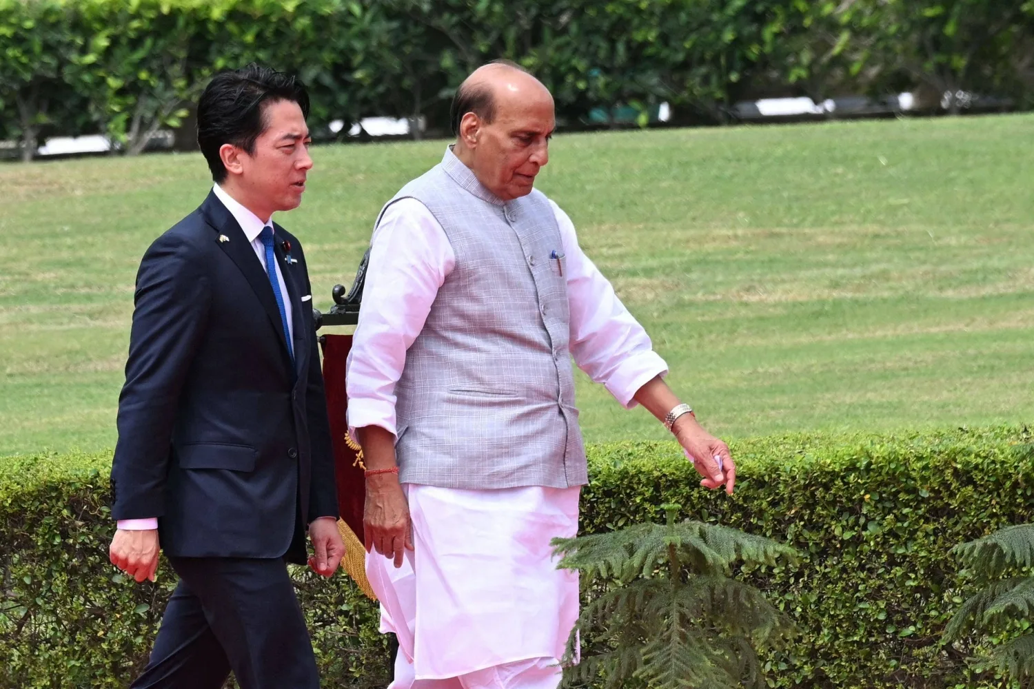 El ministro de Defensa de la India, Rajnath Singh, y el ministro de Defensa de Japón, Shinjiro Koizumi, llegan a su reunión bilateral en el Centro Manekshaw de Nueva Delhi el 20 de agosto de 2026. (Foto de Sajjad HUSSAIN / AFP)