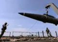 Un militar ruso prepara un misil balístico Iskander-M para su lanzamiento durante un ejercicio militar. Créditos: Ministerio de Defensa de Rusia.