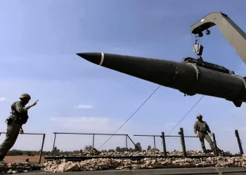 Un militar ruso prepara un misil balístico Iskander-M para su lanzamiento durante un ejercicio militar. Créditos: Ministerio de Defensa de Rusia.