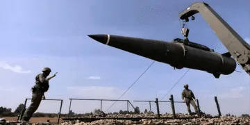 Un militar ruso prepara un misil balístico Iskander-M para su lanzamiento durante un ejercicio militar. Créditos: Ministerio de Defensa de Rusia.