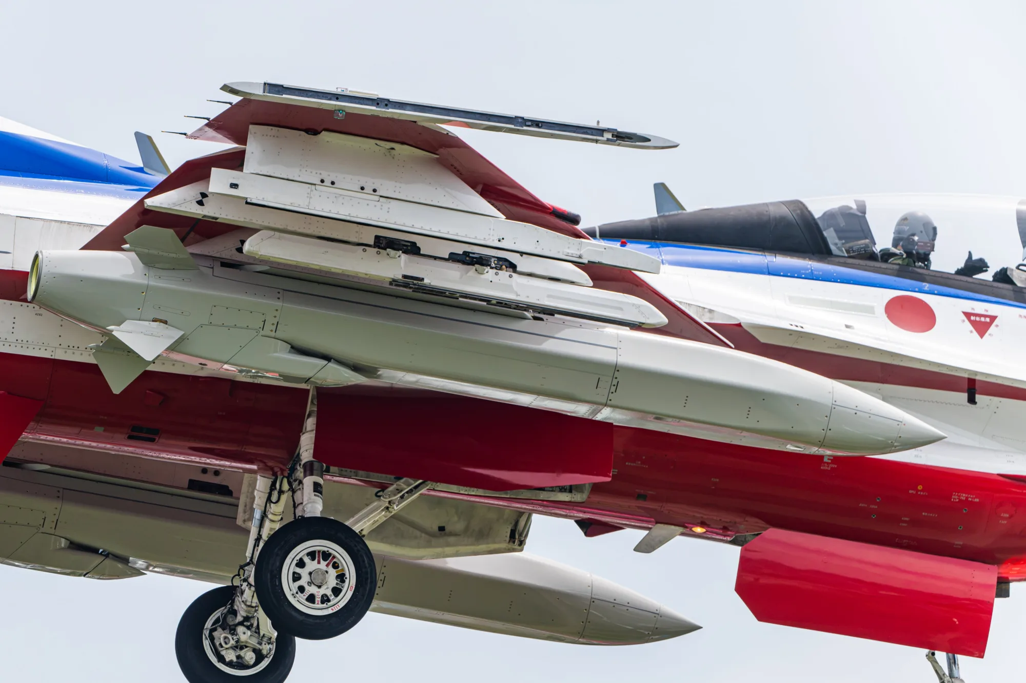 F-2B de la Fuerza Aérea de Autodefensa de Japón en la base de Gifu (RJNG) el 30 de julio de 2026, transportando la versión aérea del misil antibuque Tipo 12. Créditos: AKEBOVO.