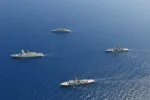 El ITS Margottini de la Armada italiana (buque insignia del SNMG2) y el TCG Salihreis de la Armada turca se encontraron con los dos buques japoneses, el JS Kashima y el JS Shimakaze, durante su tránsito por el mar Mediterráneo (foto de la MARCOM de la OTAN)