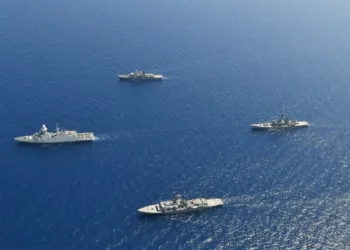 El ITS Margottini de la Armada italiana (buque insignia del SNMG2) y el TCG Salihreis de la Armada turca se encontraron con los dos buques japoneses, el JS Kashima y el JS Shimakaze, durante su tránsito por el mar Mediterráneo (foto de la MARCOM de la OTAN)