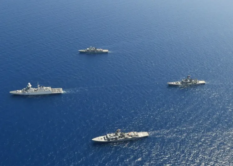 El ITS Margottini de la Armada italiana (buque insignia del SNMG2) y el TCG Salihreis de la Armada turca se encontraron con los dos buques japoneses, el JS Kashima y el JS Shimakaze, durante su tránsito por el mar Mediterráneo (foto de la MARCOM de la OTAN)