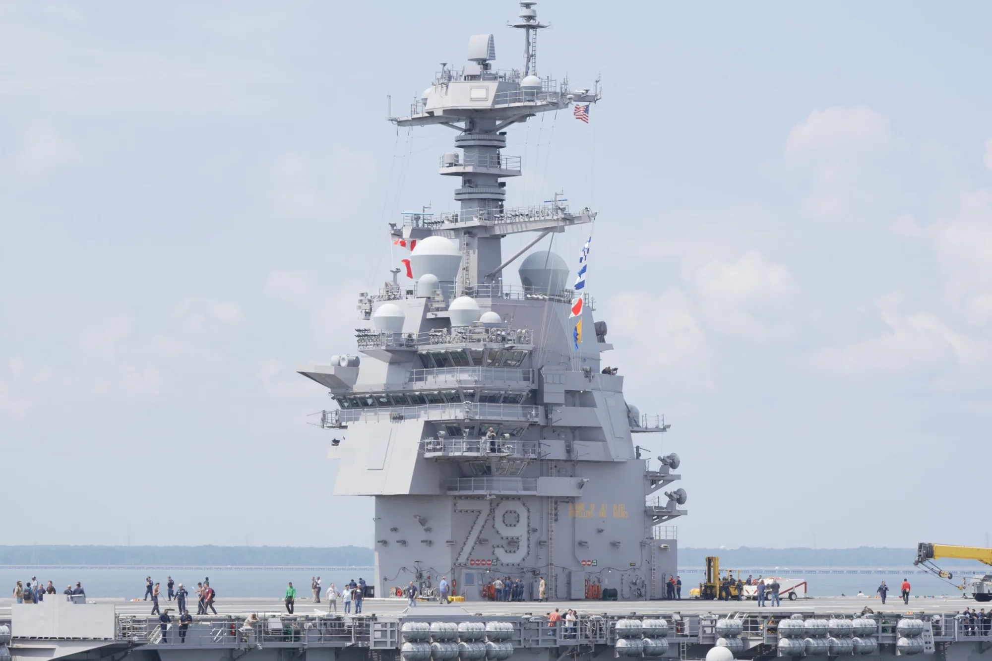 La entrega a la Armada de EE.UU. del portaaviones USS John F. Kennedy (CVN-79) está prevista para marzo de 2027, destacando el rol de HII como principal constructor naval estadounidense y el esfuerzo conjunto de constructores, proveedores y tripulación. Créditos: HII.
